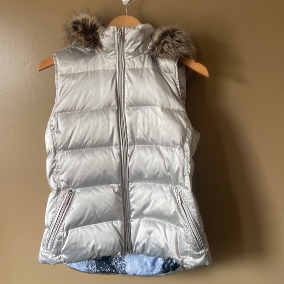 Land’s End silver puffer vest - Picture 5 of 9